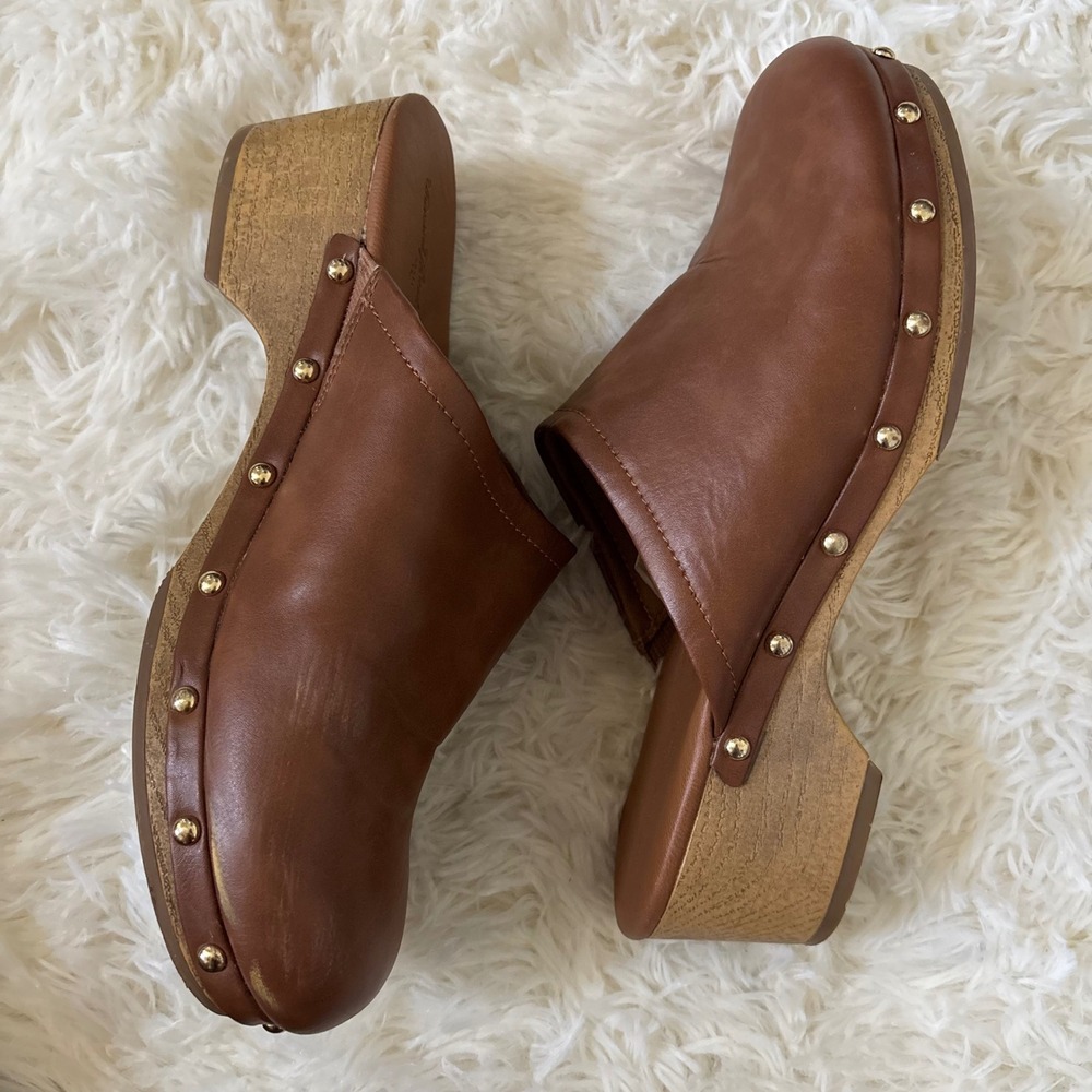 Universal Thread Womens Cognac Brown Studded Clogs Faux Wood Block Heel Mules 8